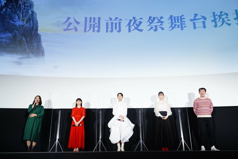 （左から）辻村深月さん、芦田愛菜さん、當真あみさん、宮﨑あおいさん、原恵一監督