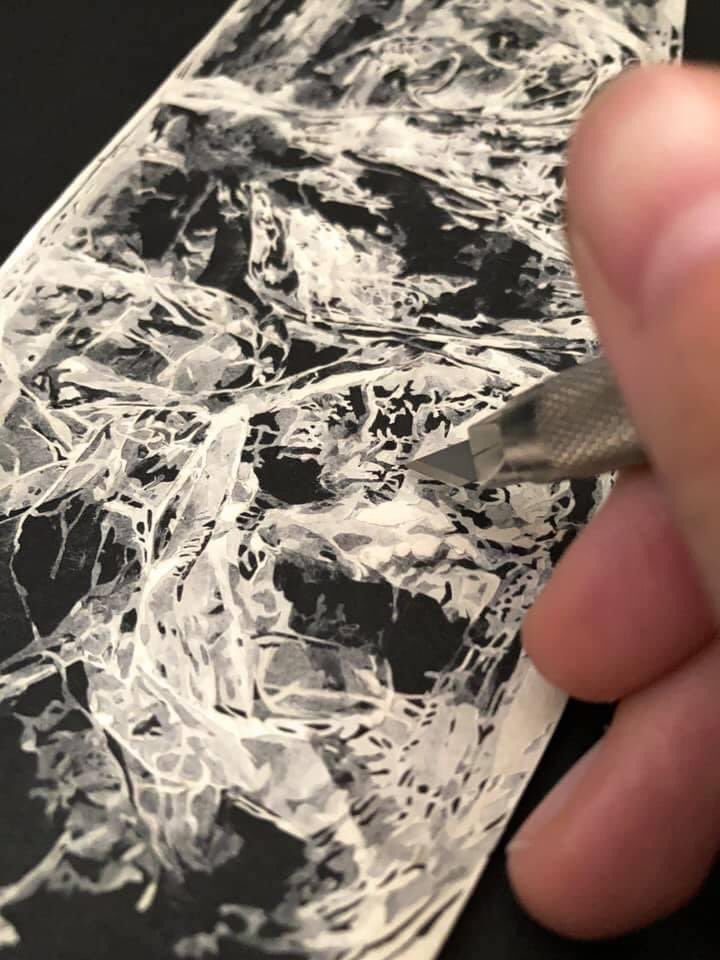 近くで見ると切り絵であることがよくわかる