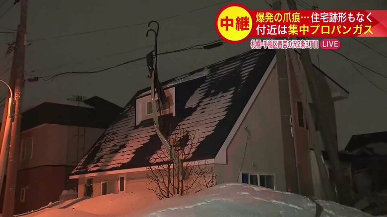 電線には家のはしごが引っかかっている