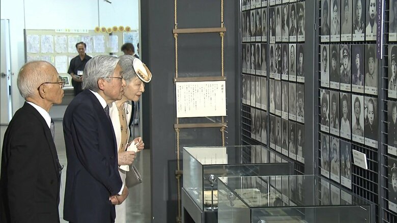 遺影をご覧になる上皇ご夫妻（対馬丸記念館 2014 年）