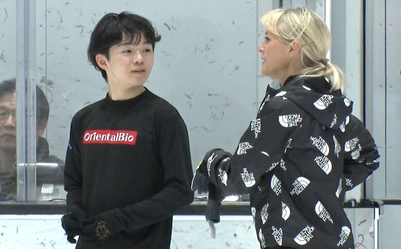 振付師のシェイ＝リーン・ボーンと会話する鍵山