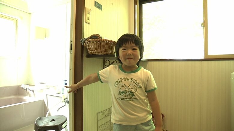 室内を案内する結莉子ちゃん