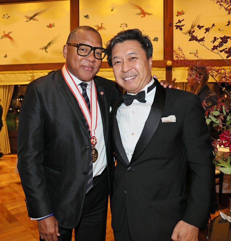 【第34回高松宮殿下記念世界文化賞】授賞式典後ジャズ・ピアニスト小曽根 真さんと記念撮影10月18日 東京・元赤坂の明治記念館© 日本美術協会／産経新聞