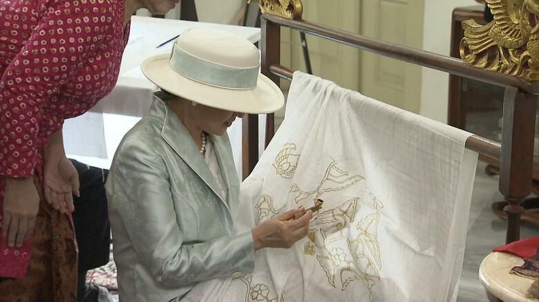 令和5（2023）年6月 バティックのろうけつ染めを体験される皇后さま（ボゴール宮殿）