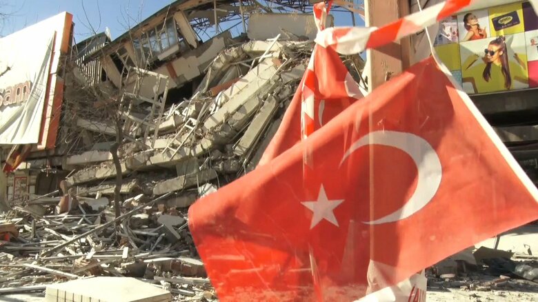 死者はこれまでにトルコとシリアで合わせて4万3000人を超えている　