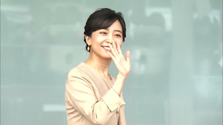 参道の県民に手を振られる佳子さま