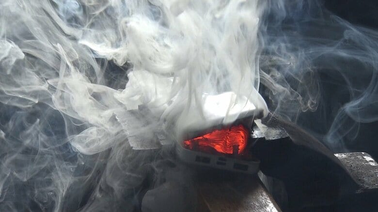 カバーが開き、中が真っ赤に焼けたモバイルバッテリー