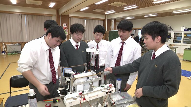 ロボットを組み立てる部員たち