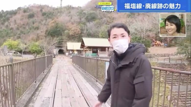 線路が痕跡が残る鉄橋を渡る野川アナ