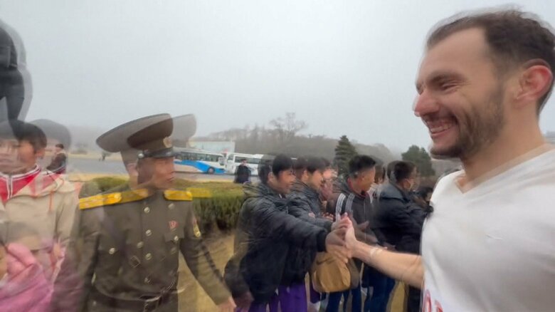 ランナーが個別に撮影した平壌マラソンの映像には、ランナーが沿道の市民とタッチしながら走る様子も