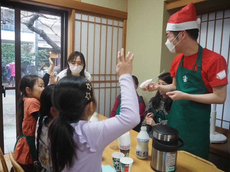 一斉に挙手する子供たち