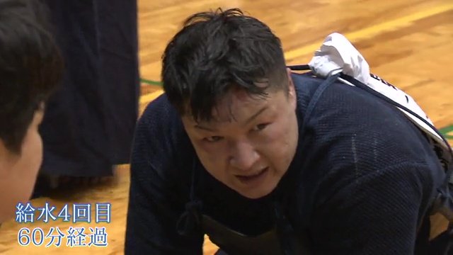 苦しそうな表情を見せるように