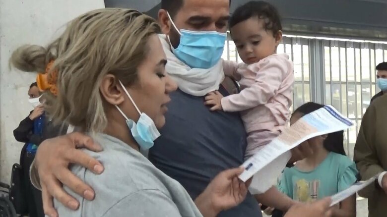 ビーチ・サッカーアフガン代表のアザド選手は、激しい銃声が響く緊迫した状況の中、家族とともにカブールを脱出