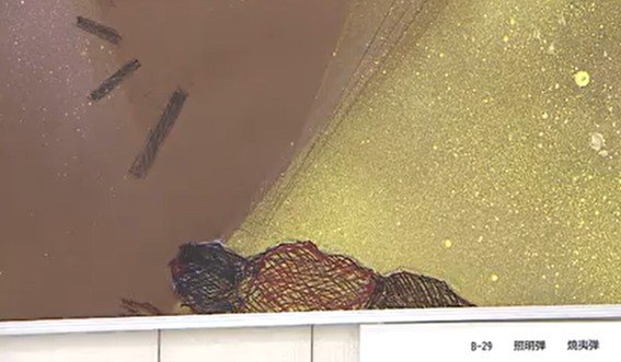 照明弾に照らされ、焼夷弾を落とされる女の子
