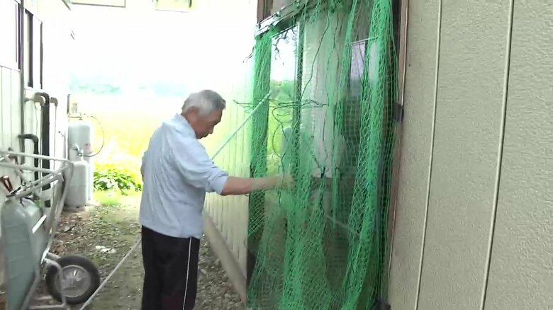 車庫の入り口にクマ鈴付きのネットを設置するも回避して侵入