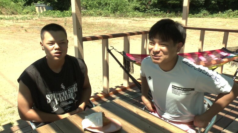 「めっちゃうまい！」と笑顔を見せる海水浴客