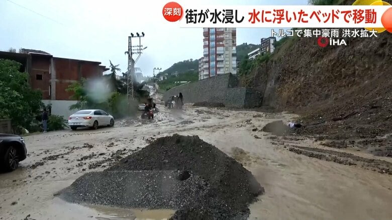 大量の土砂が道路を一気に飲み込んだとみられる状況