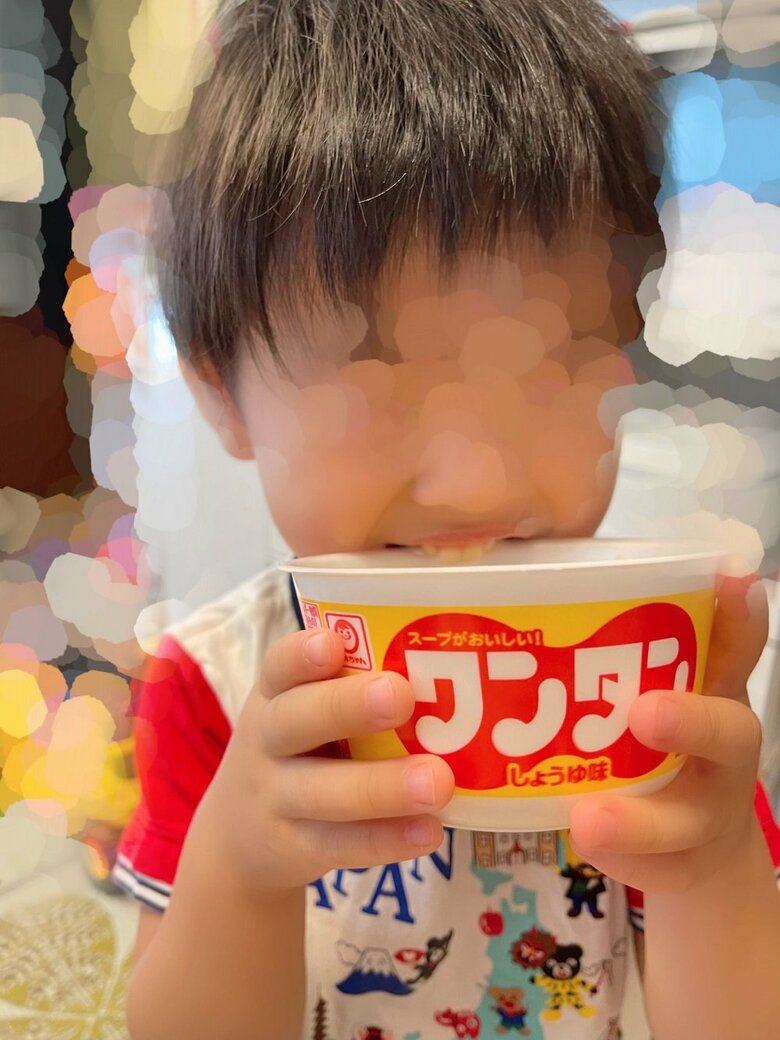 うれしそうに食べている