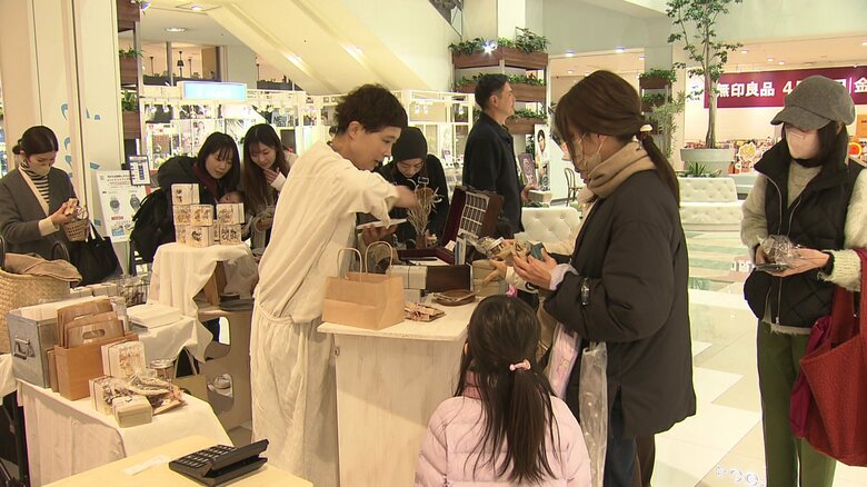 開店直後は店の前に人だかりが…