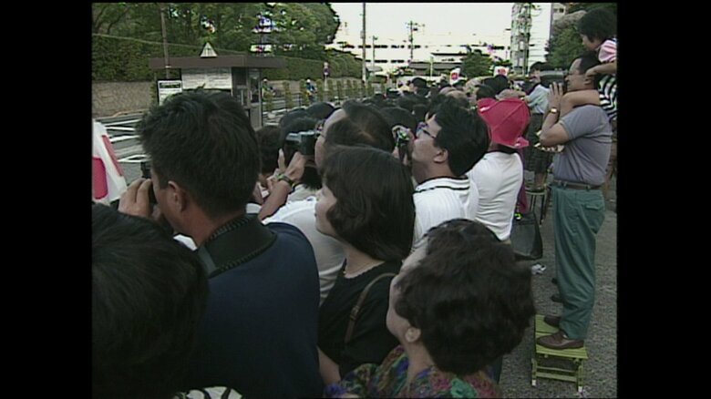 縮景園の前で皇太子ご夫妻をお見送りする人々