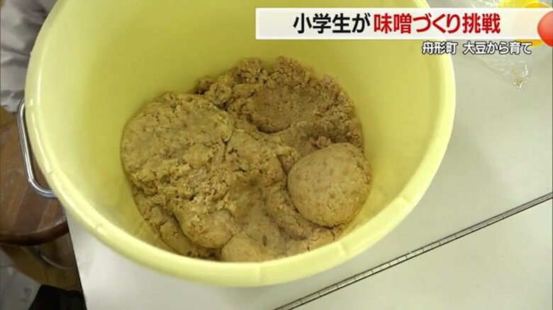 樽の中に叩きつけられた味噌