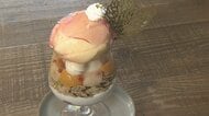 「どこから食べよう」パフェのてっぺんに桃が半玉分　小布施町の古民家カフェで8月限定で提供　自家農園のこだわりの桃を使用　おいしい桃は「赤ちゃんのおしりみたいにプクッとして、白い点がある」　長野