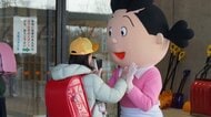 サザエさんが能登の小学校や幼稚園などを訪問　「勇気をもらった」と子供たちは大喜び　あの有名な“じゃんけん”も