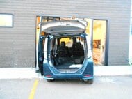 【住人ビックリ！突然お茶の間に乗用車】高齢ドライバーの車が暴走「アクセルとブレ―キを踏み間違えた」スーパーの駐車場から塀を乗り越え隣接する住宅の窓を突き破り、すっぽりめり込む…住人にケガなし〈札幌市〉