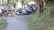 「どうすればこうなるの？」神社参道で“ひっくり返る”車…石垣乗り上げたか　77歳の観光客男性に衝突し重傷　福島・会津若松市