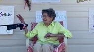 野外で104歳の誕生会 米・カリフォルニア州