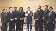 “桜”戦士が表敬 安倍総理は“ラグビー語”をにわか利用? 失速気味の外交で年末に1トライ決められるか