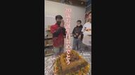 サプライズ動画がバズる…外国人技能実習生が歓喜した“初の誕生日会” 社長「胸張って帰れる日を」【三重発】