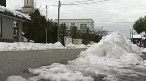 歩道に雪降もり車道側歩く…26歳男性が後ろから車にはねられ大ケガ 運転していた21歳男の前方不注意か