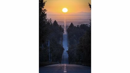 北海道「天に続く道」の先にある夕日が幻想的…約6時間待った絶景写真の撮り方を聞いてみた