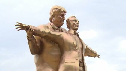 トランプ大統領とエプスタイン氏の“タイタニック”像　ワシントンの広場に出現　匿名のアーティスト集団が設置