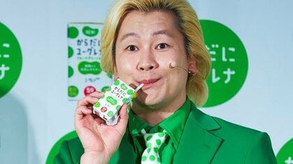 カズレーザー おなじみの赤スーツを脱ぎ 緑スーツに!? リモート疲れは“乾杯あるある”が理由？