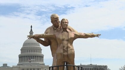 トランプ大統領とエプスタイン氏 金色の巨大銅像が首都ワシントンに出現　両者の関係に疑惑高まるなか「タイタニックのポーズ？」