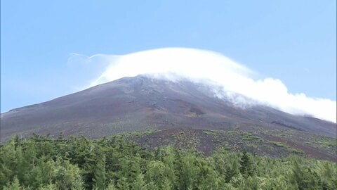 閉山の富士山に「駆け込み登山客」殺到　スタッフが軽装の外国人観光客に注意する場面も　山梨県「登山控えて」