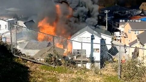 勢いよく吹き上がる赤い炎…2階建てアパートが全焼する火災　消防車など30台出動　横浜市南区