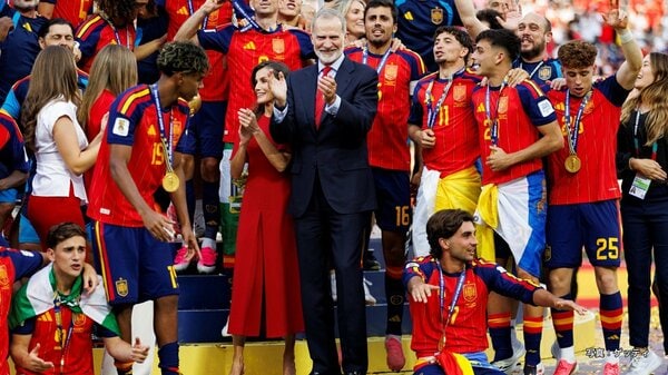 赤の装い”でスペイン国王一家も決勝戦を観戦 代表選手たちと勝利を祝福