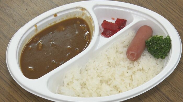 キッチンカーのカレーライスを提供 西箕輪小 学童クラブ