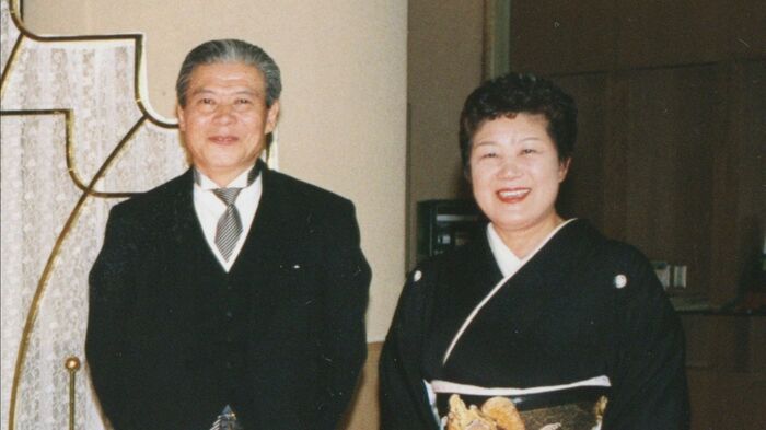夫・文義さん(左)と麻子さん(右)