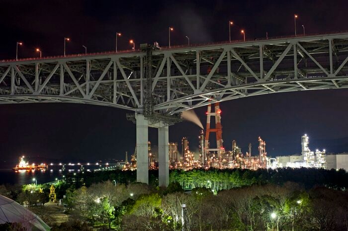 工場夜景とのコラボレーションも