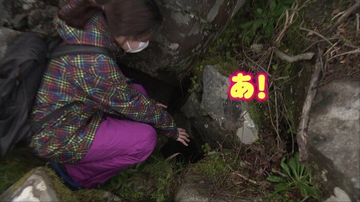温風穴に手をあてる佐藤アナウンサー