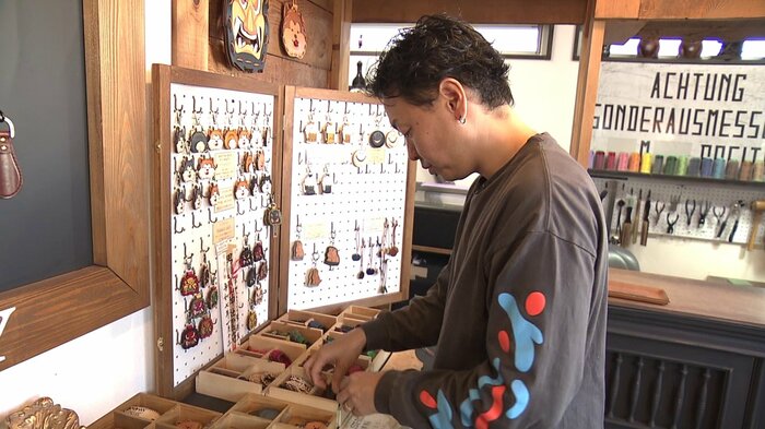 「秋田の革製品を世界に広げることが夢」と語る菅原さん