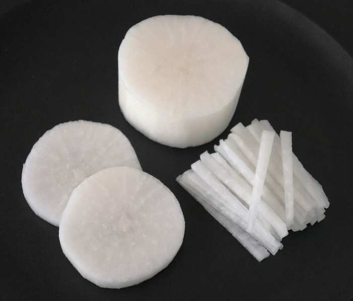 薄い輪切りにして繊維を断つと火の通りが早い