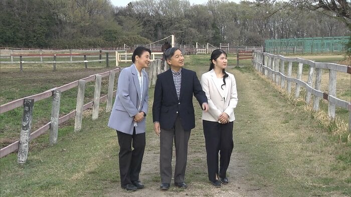 桜が咲いているのを見つけられた陛下。一方、皇后さまは、馬が走る様子を目で追われたいた。すると・・・。