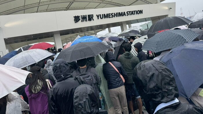 混雑する夢洲駅前 13日