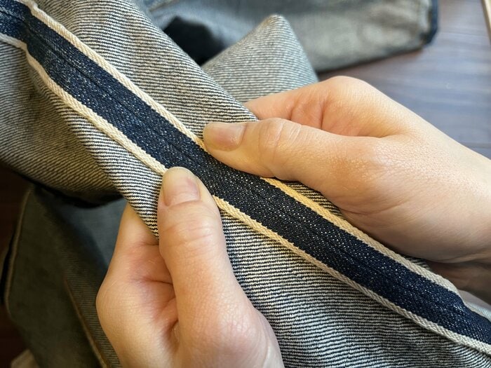 耳（セルビッジ）は伸ばしてから干す（特集班撮影）