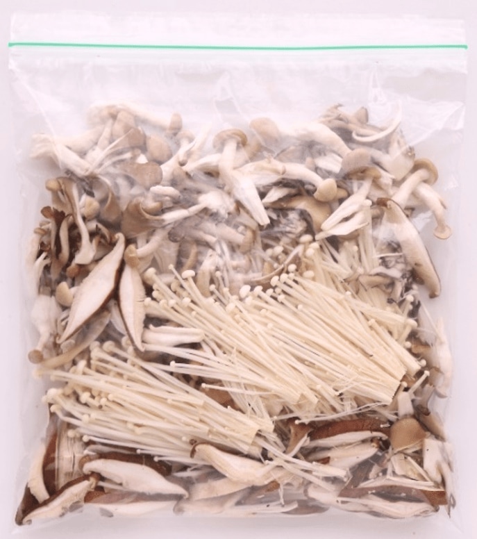 よく使うきのこ数種類を切って冷凍しておくと時短＆うま味UP！